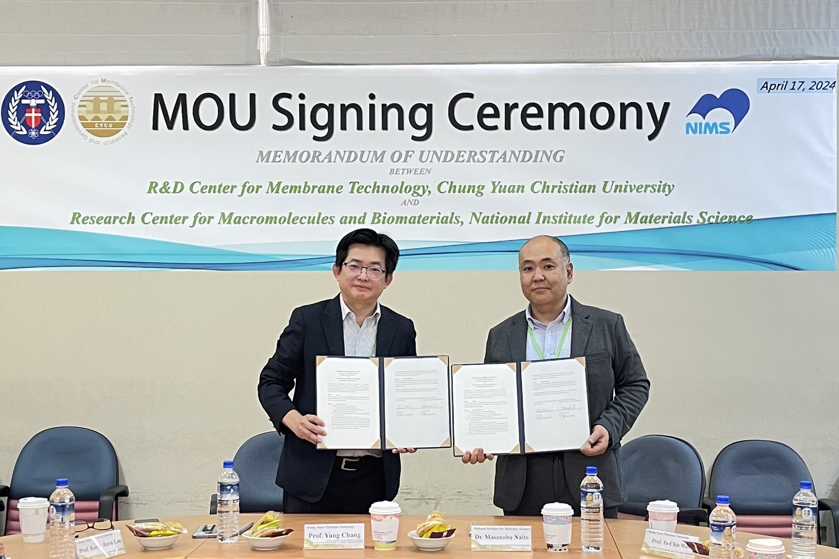 01-中原大學薄膜中心與日本國立材料研究院高分子與生醫材料研究中心簽署MOU。(左起：張雍、Masanobu Naito)