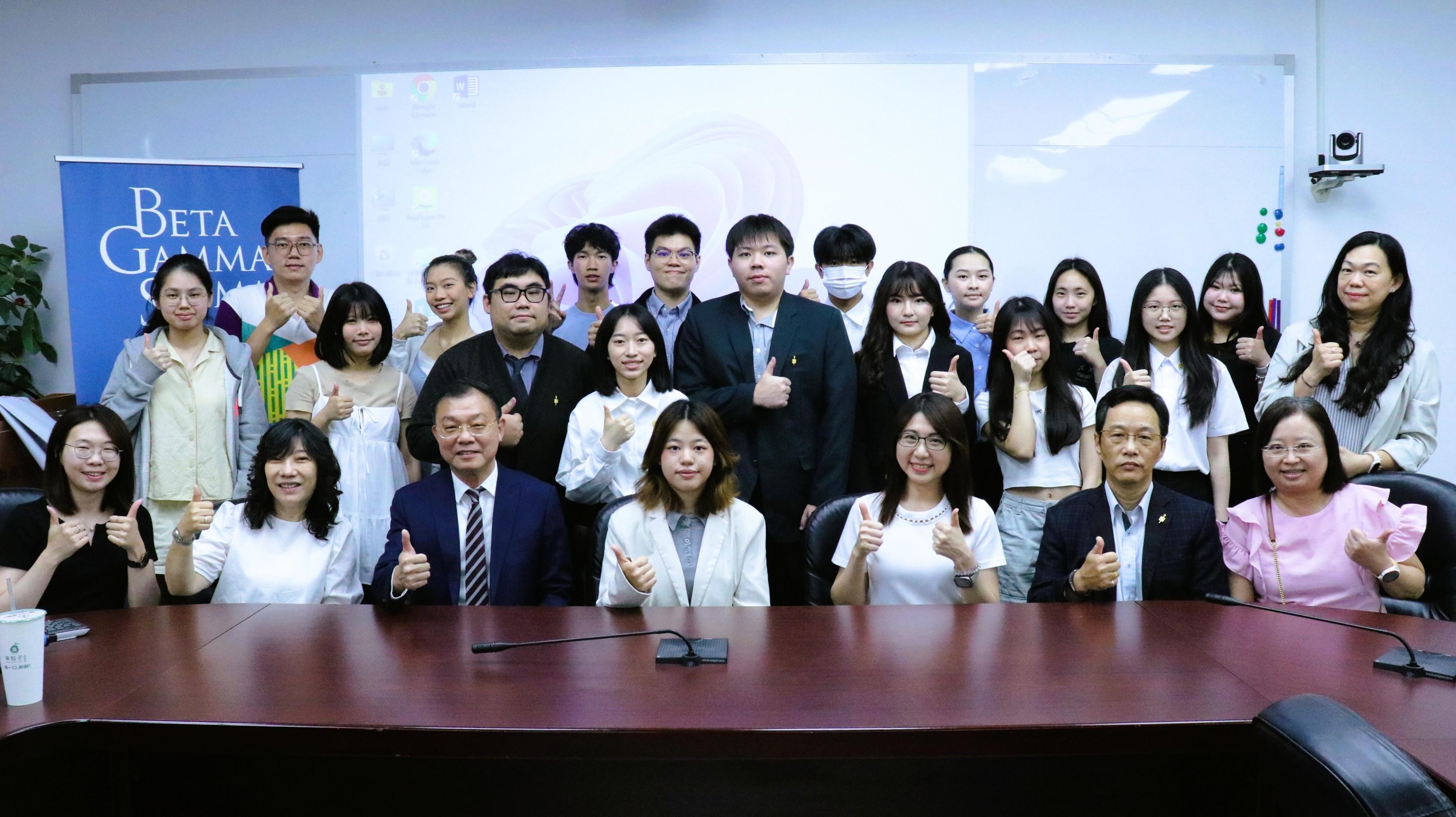 Chairman Peng Choong Leng of IQS Wood Sdn Bhd exchanges insights with BGS student members on global entrepreneurship and international mobility.